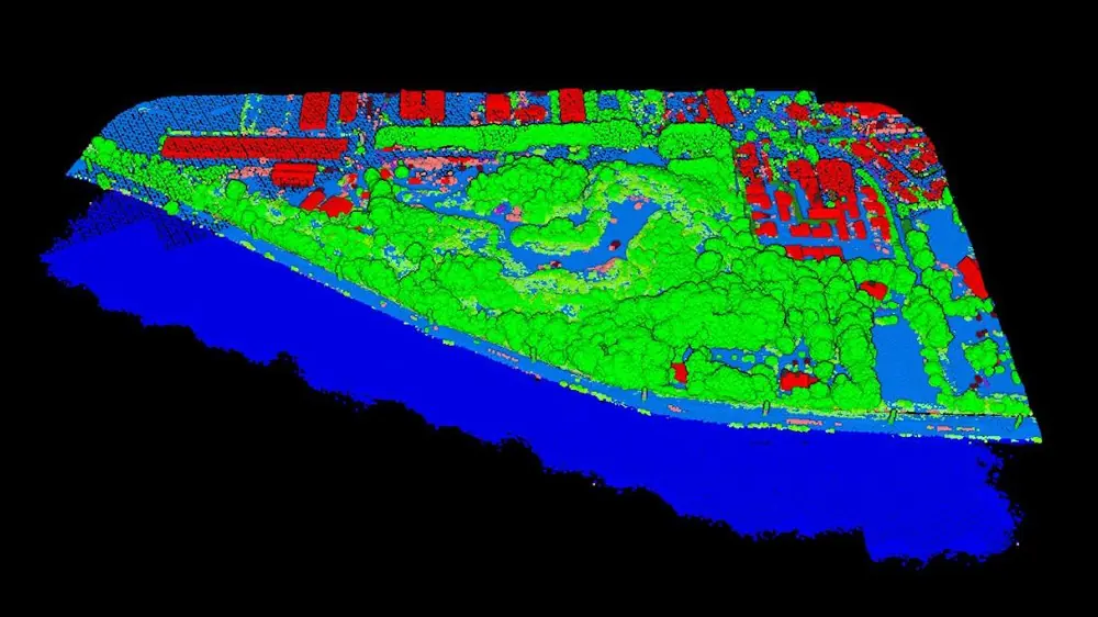 The same Ouistreham point cloud coloured by class: vegetation in green, buildings in red, ground in light blue and water in dark blue